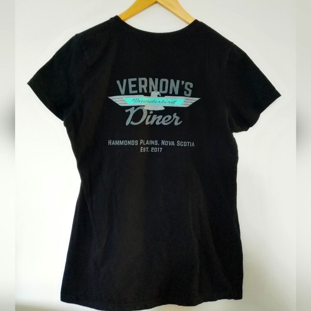 Vernon's Thunderbird Diner Restaurant Merch Retro Graphic Black T-shirt (Medium)